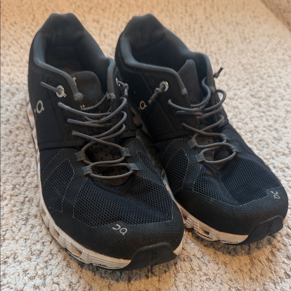 On Running Shoes - On Running Women’s 9 Black and White Athletic Shoes Flaw see pic